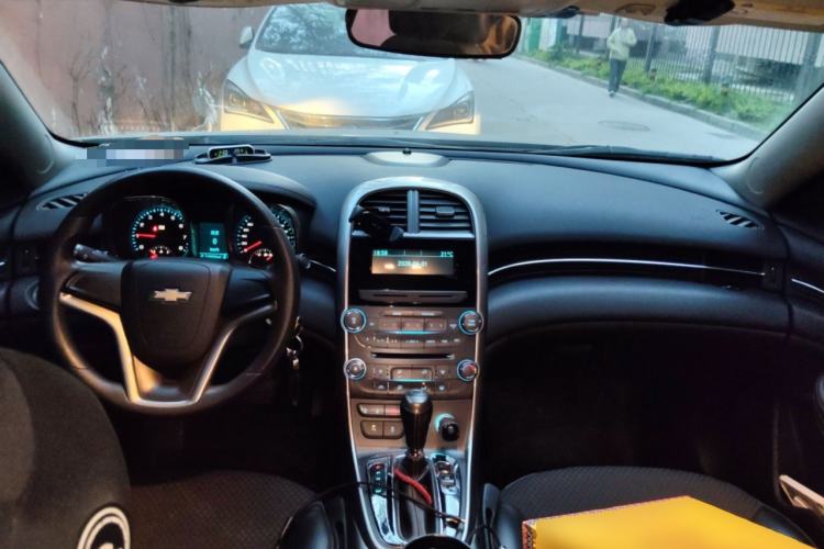 Used Chevrolet Malibu 2013 1.6T Automatic Comfort Edition Center Console