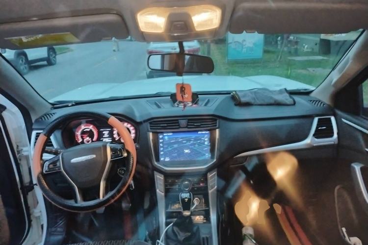 Used SAIC MAXUS T70 2021 2.0T Facelift Diesel Manual Two-Wheel Drive Entry-Level Version with Long Bed and High Ground Clearance
