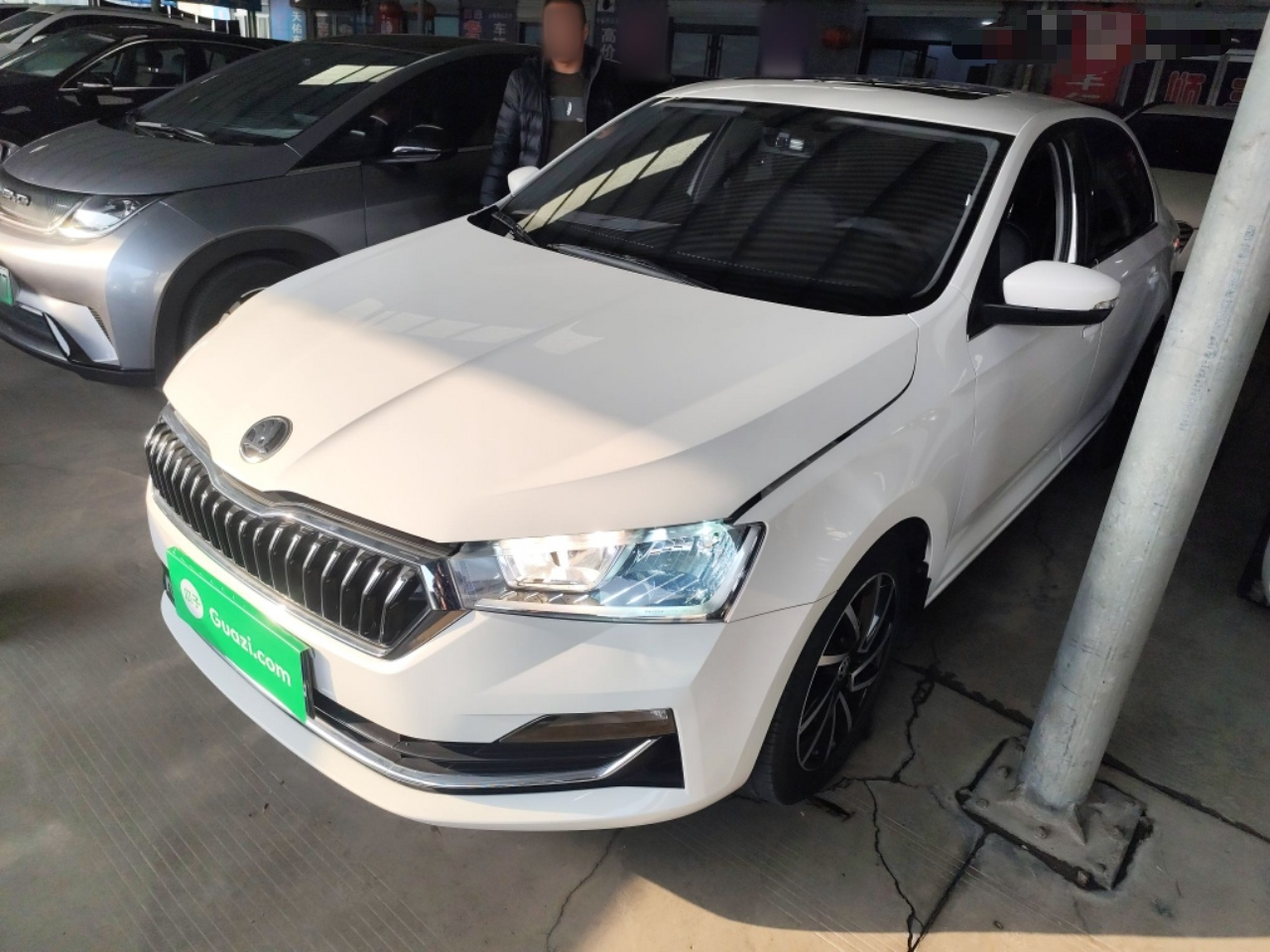 Под передней частью автомобиля