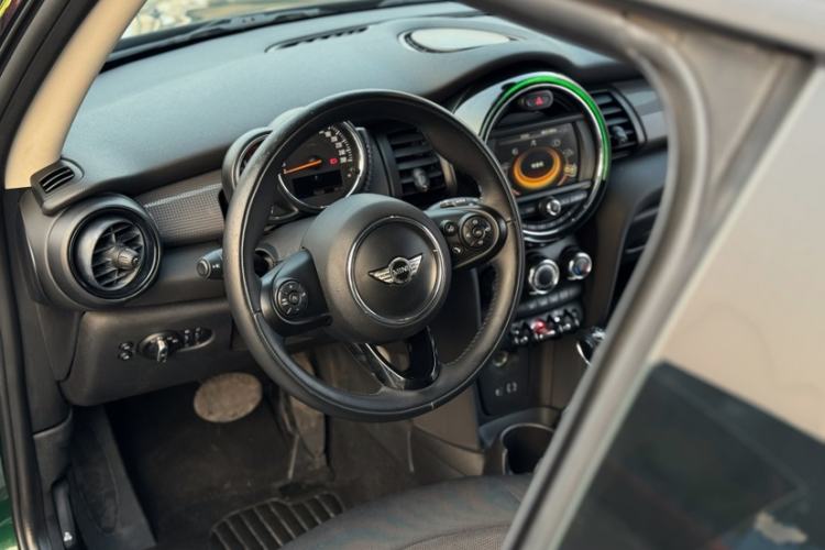 Used MINI 2014 1.5T COOPER Fun Interior 9