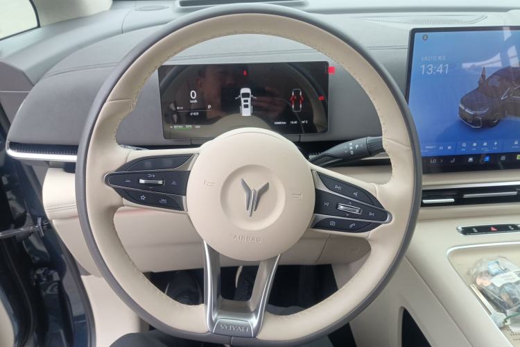 Used VOYAH Dream 2025 EV Four-Wheel Drive Flagship Kunpeng Edition
