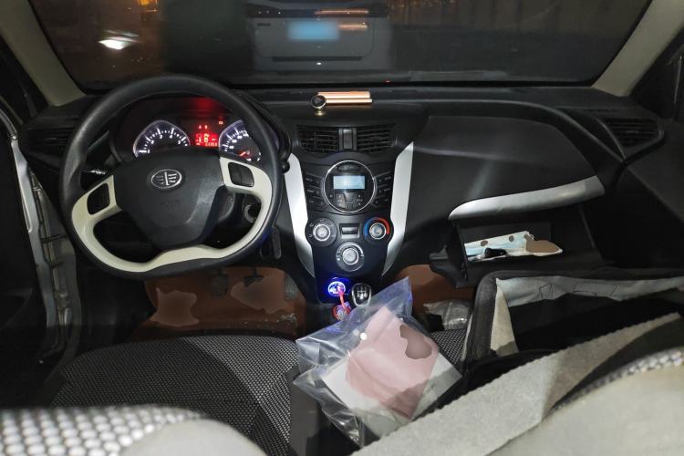 Used FAW Xiali N7 2013 1.3L Manual Luxury Model Center Console