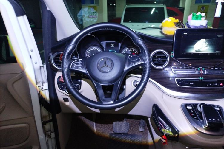 Used Mercedes-Benz V-Class 2017 V 260 Avantgarde Edition Steering Wheel