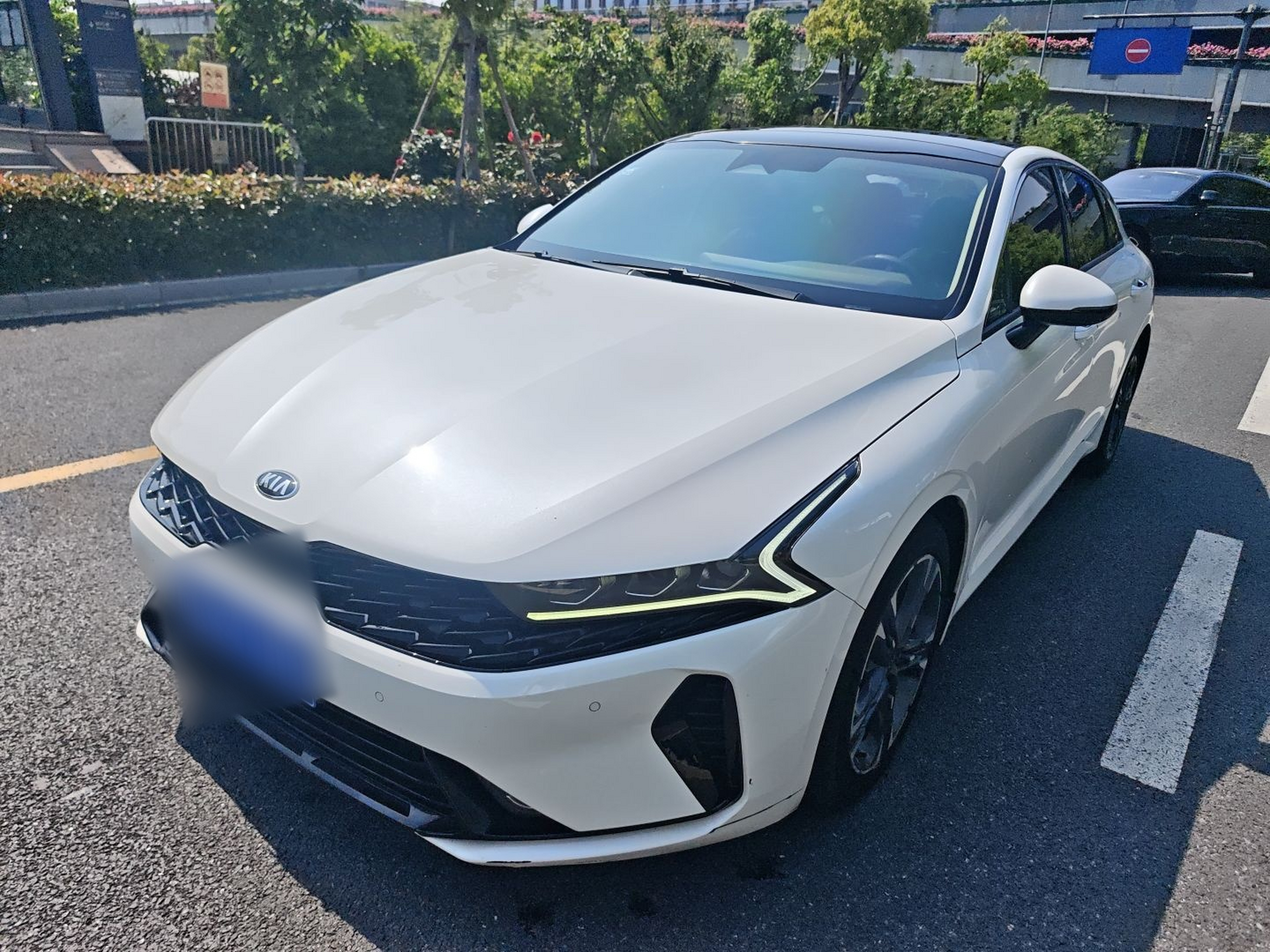 Под передней частью автомобиля