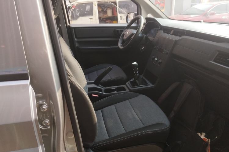 Used Wuling Hongguang PLUS 2019 1.5T Manual Standard Edition 5 Seats
