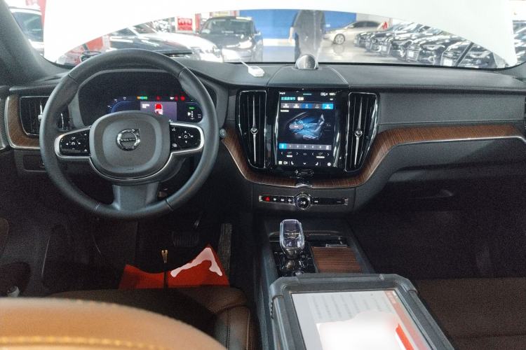 Used Volvo XC60 New Energy 2024 T8 Plug-in Hybrid Long-Range All-Wheel Drive Smart Luxury Edition Center Console