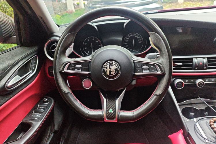 Used Alfa Romeo Giulia 2017 2.0T 280HP Luxury Edition Steering Wheel