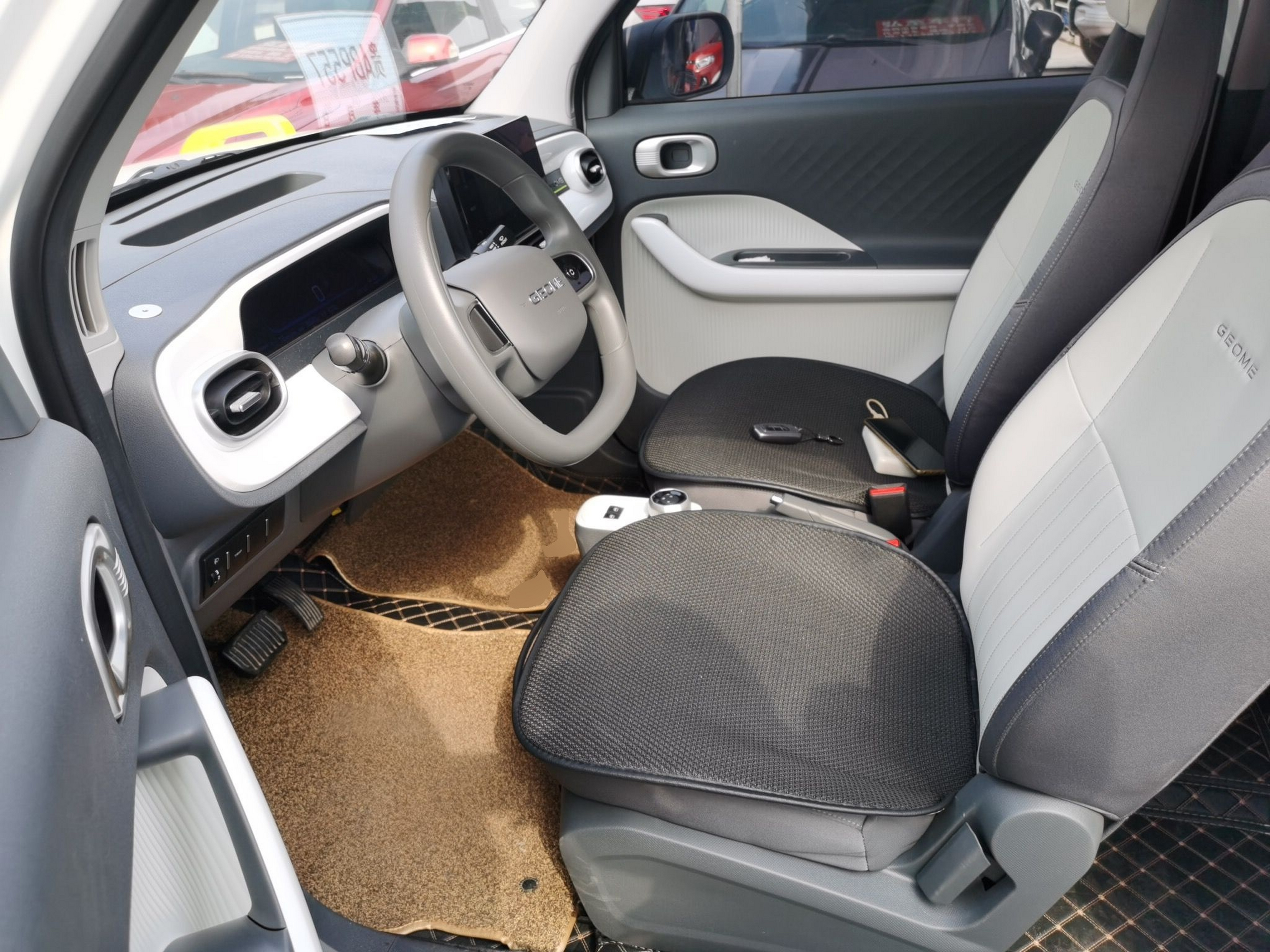 المقاعد الأمامية داخل السيارة