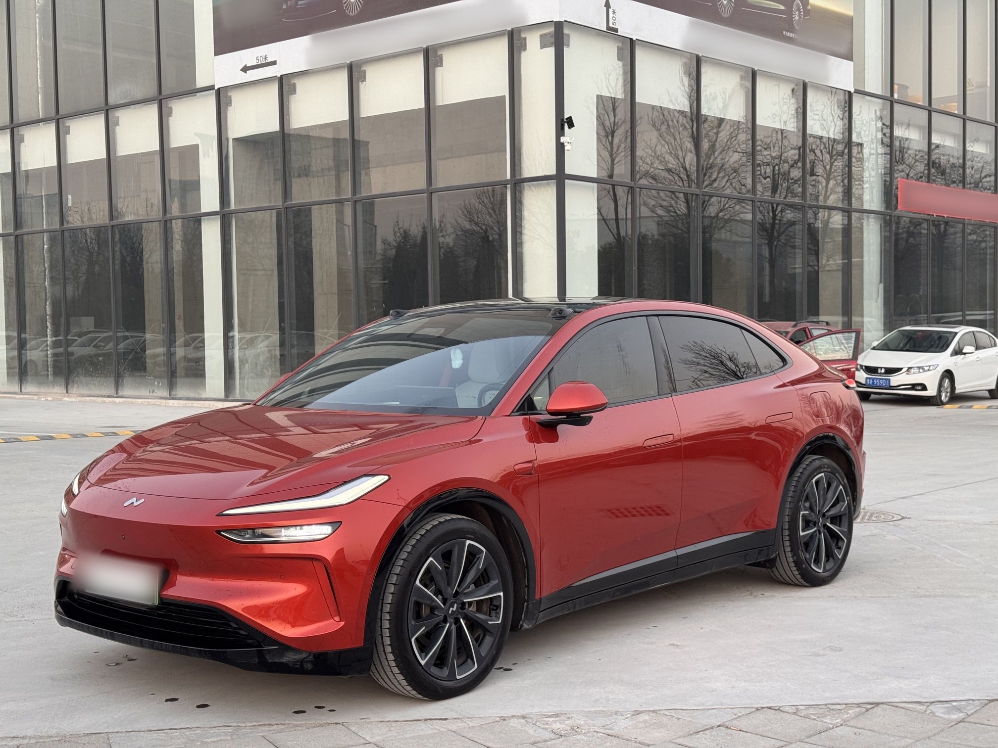 تحت مقدمة السيارة