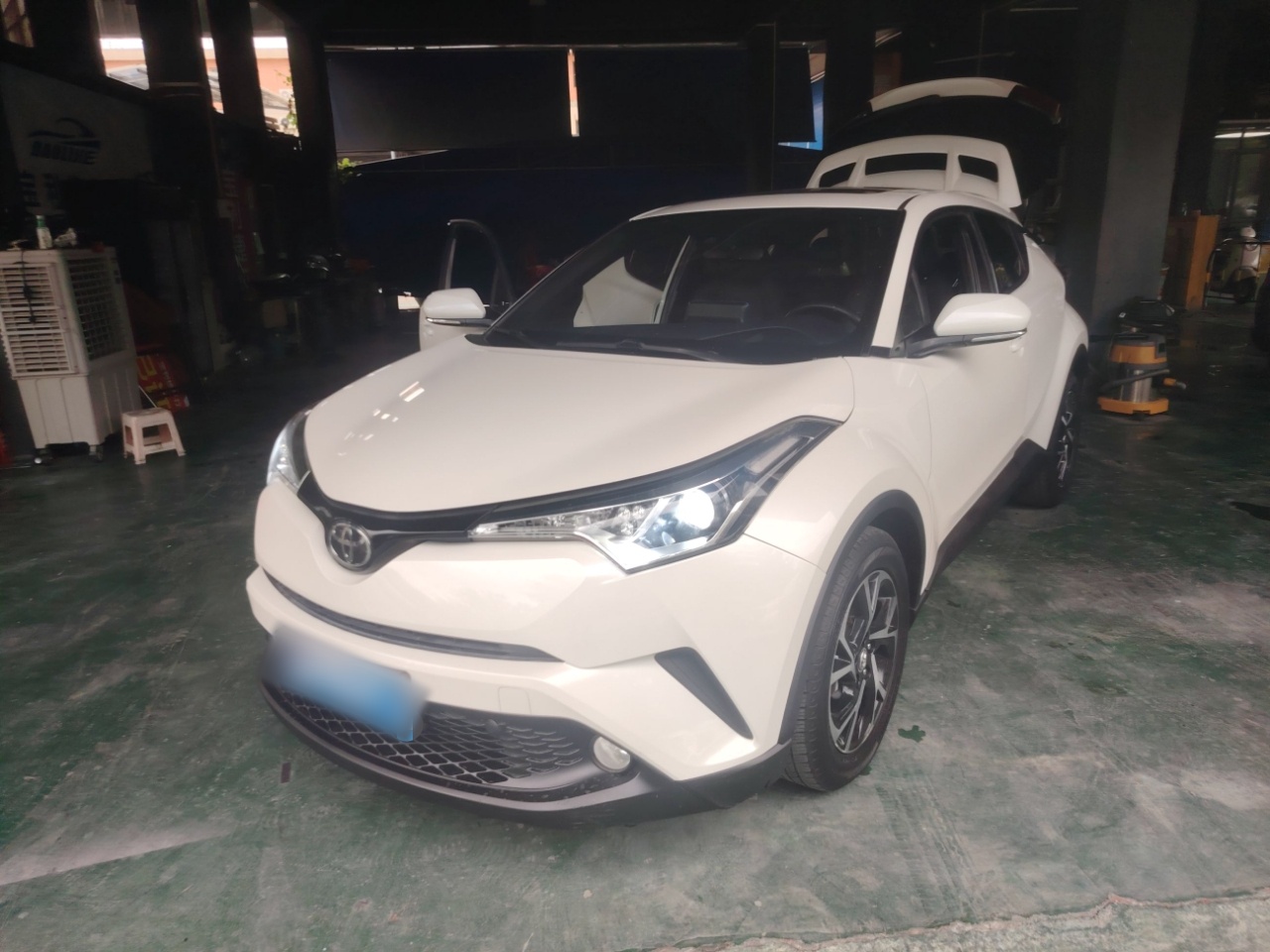 تحت مقدمة السيارة