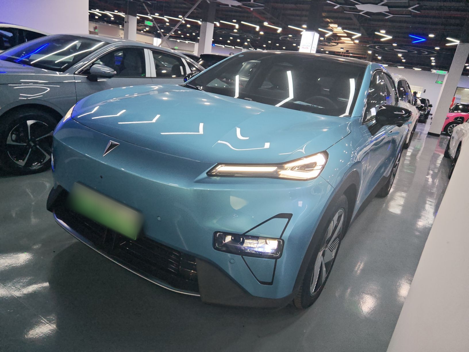 تحت مقدمة السيارة