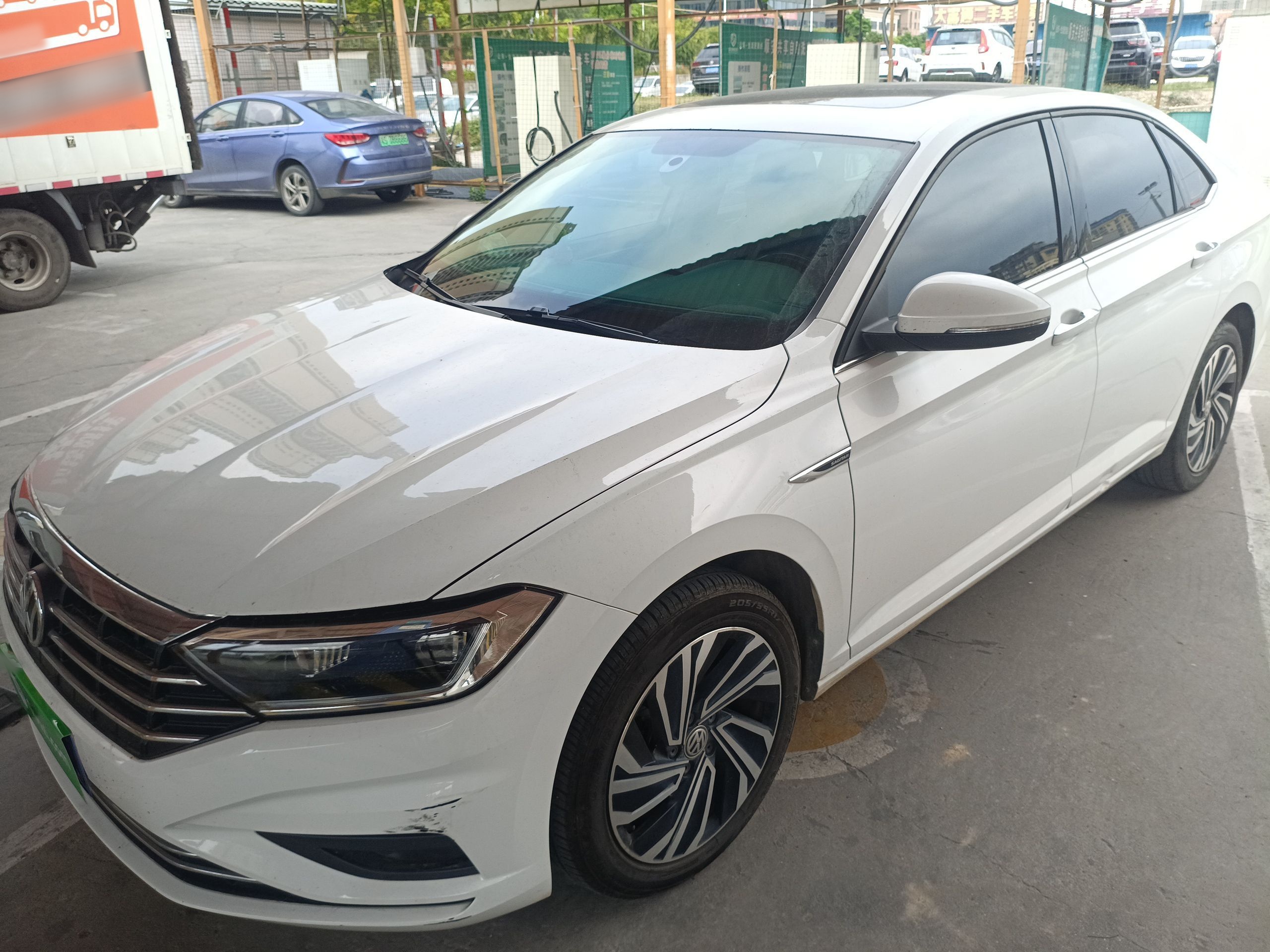 Под передней частью автомобиля