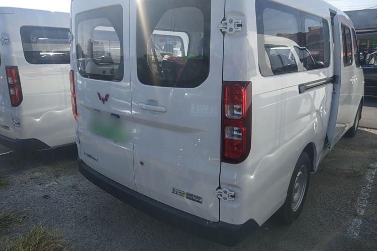 Used Wuling Yangguang 2024 300KM Comfort Version Passenger Van 75kW