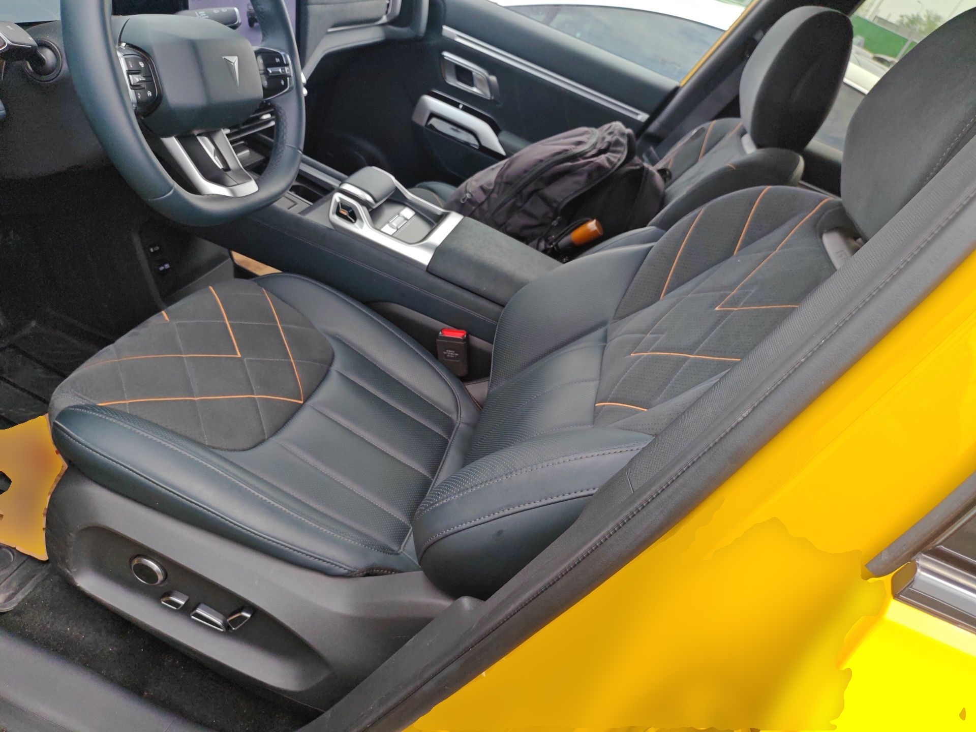 المقاعد الأمامية داخل السيارة