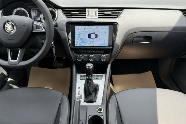 Used Skoda Octavia 2021 1.5L Automatic Comfort Edition Gear Lever