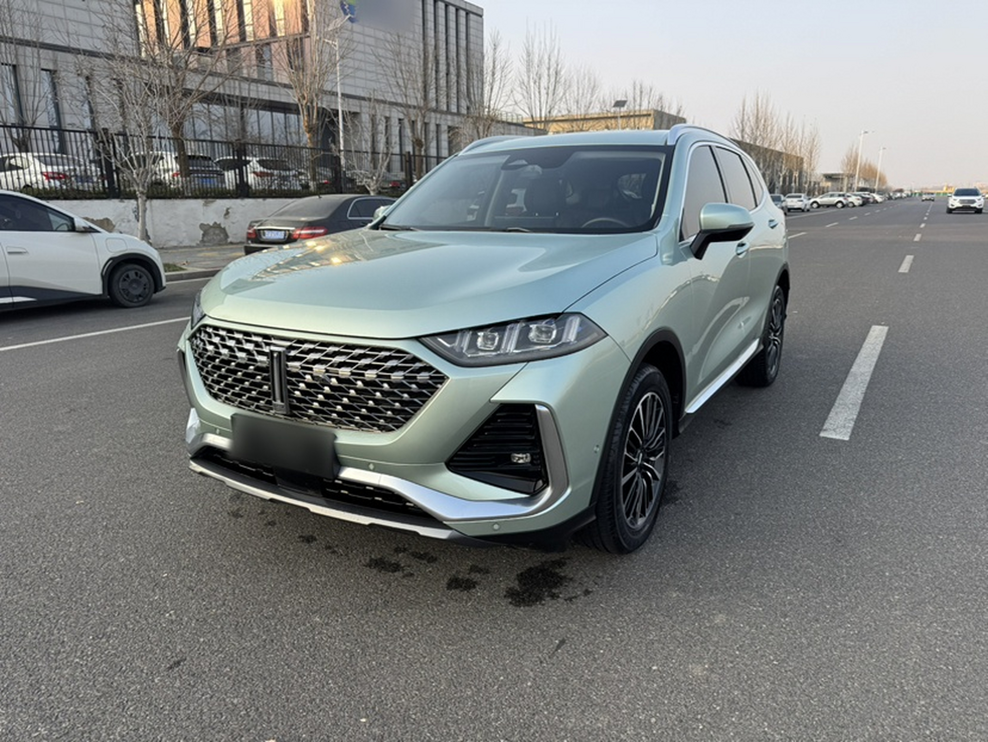 Под передней частью автомобиля