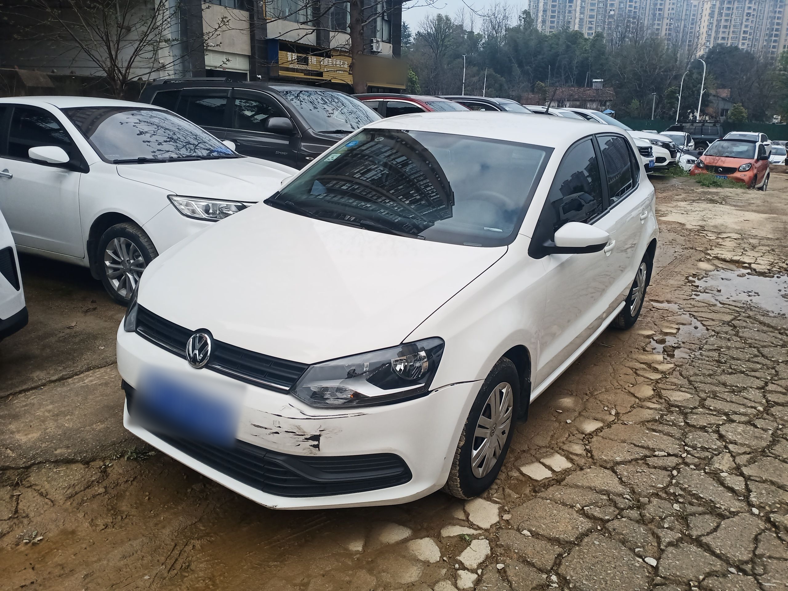 تحت مقدمة السيارة