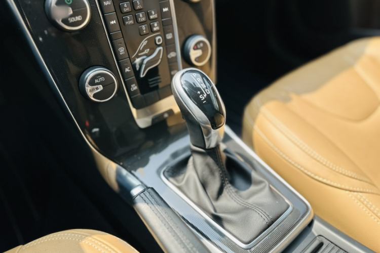 Used Volvo V40 2017 T3 Zhiyi Edition
