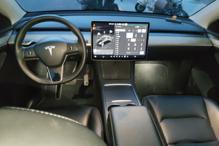 Used Tesla Model Y 2022 Long-Range All-Wheel-Drive Version Center Console