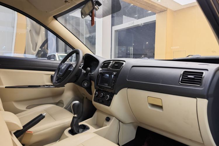 Used Dongfeng Fengon 370 2016 1.5L Manual Standard Edition SFG15-02 7 Seats Interior 15