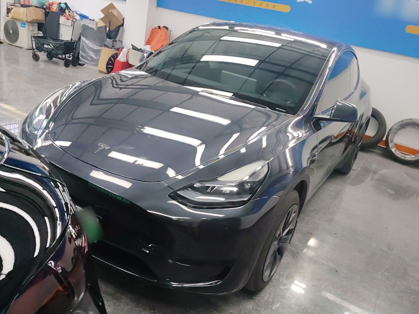 Под передней частью автомобиля