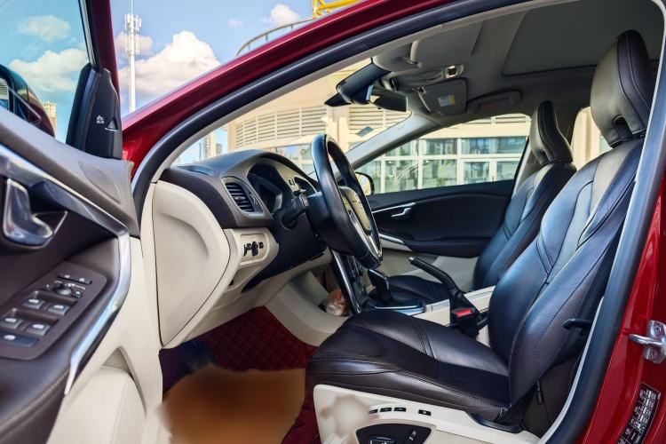 Used Volvo V40 2015 1.6T Zhiya Edition
