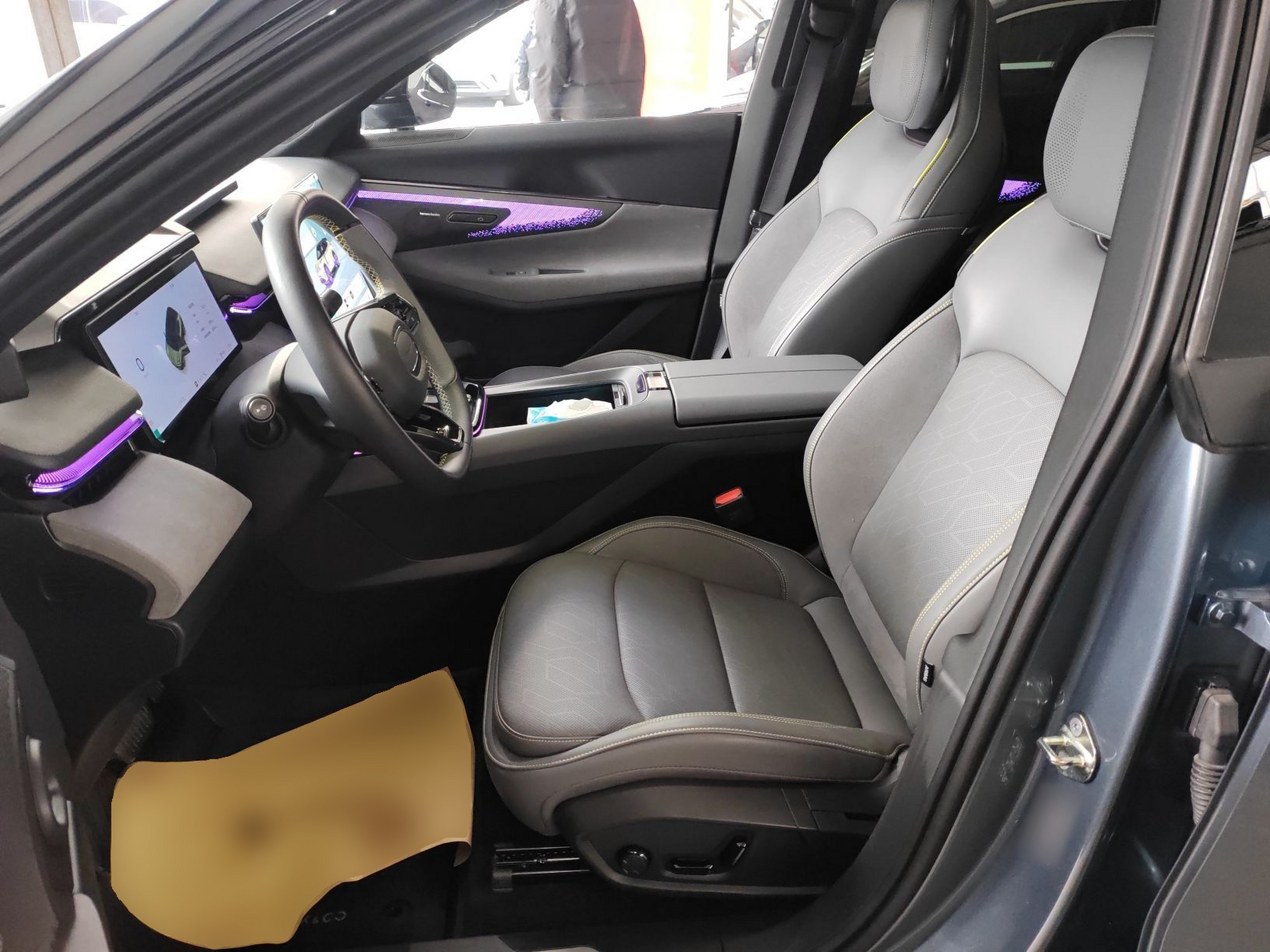 Переднее сиденье в автомобиле