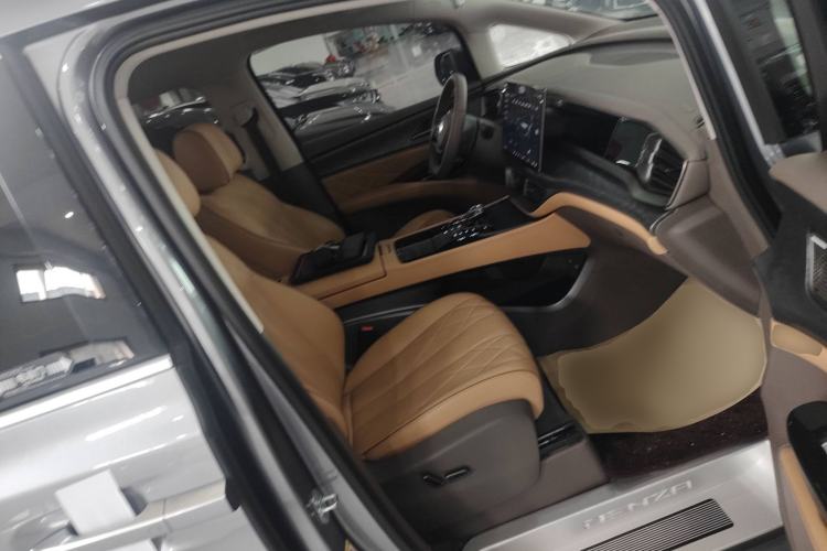 Used Denza D9 2022 DM-i 1040 Prestige Model