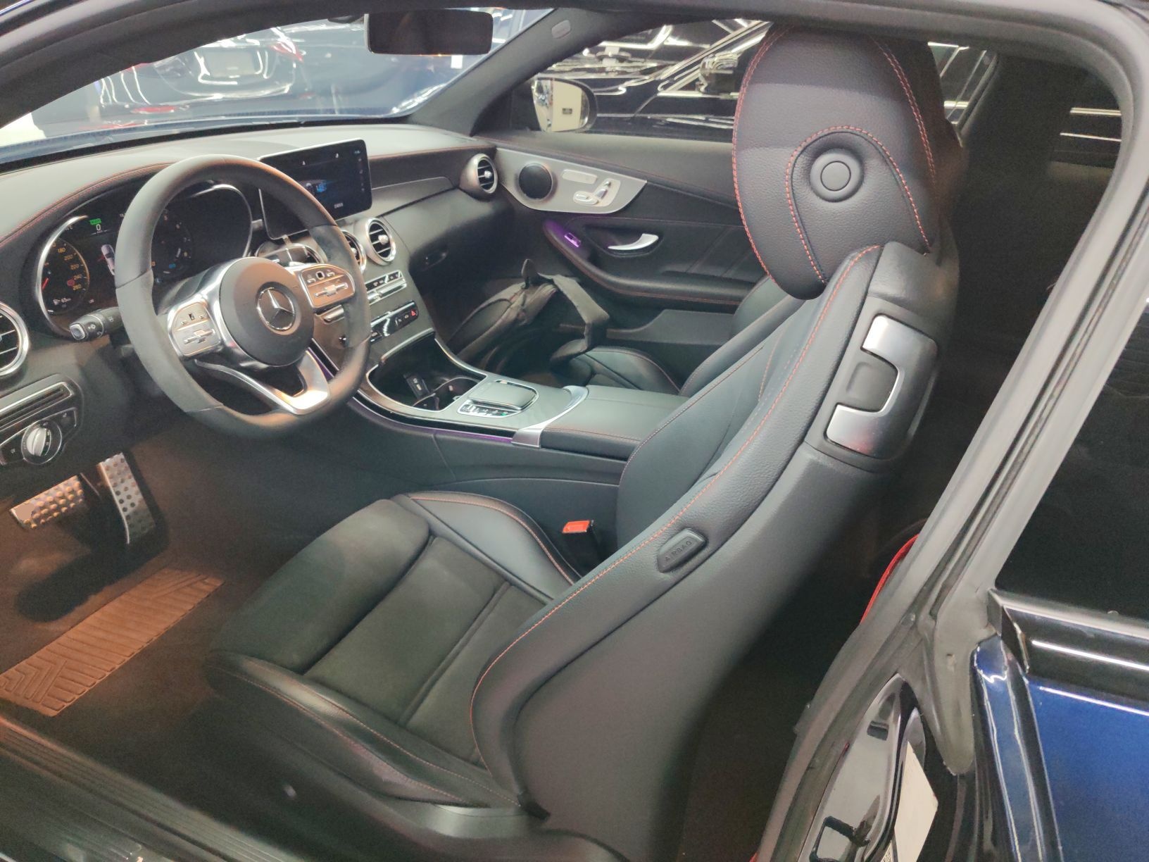 المقاعد الأمامية داخل السيارة