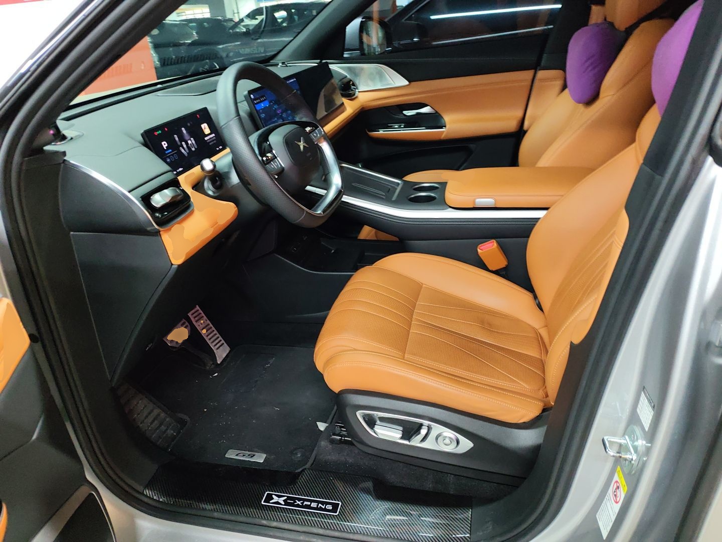 المقاعد الأمامية داخل السيارة