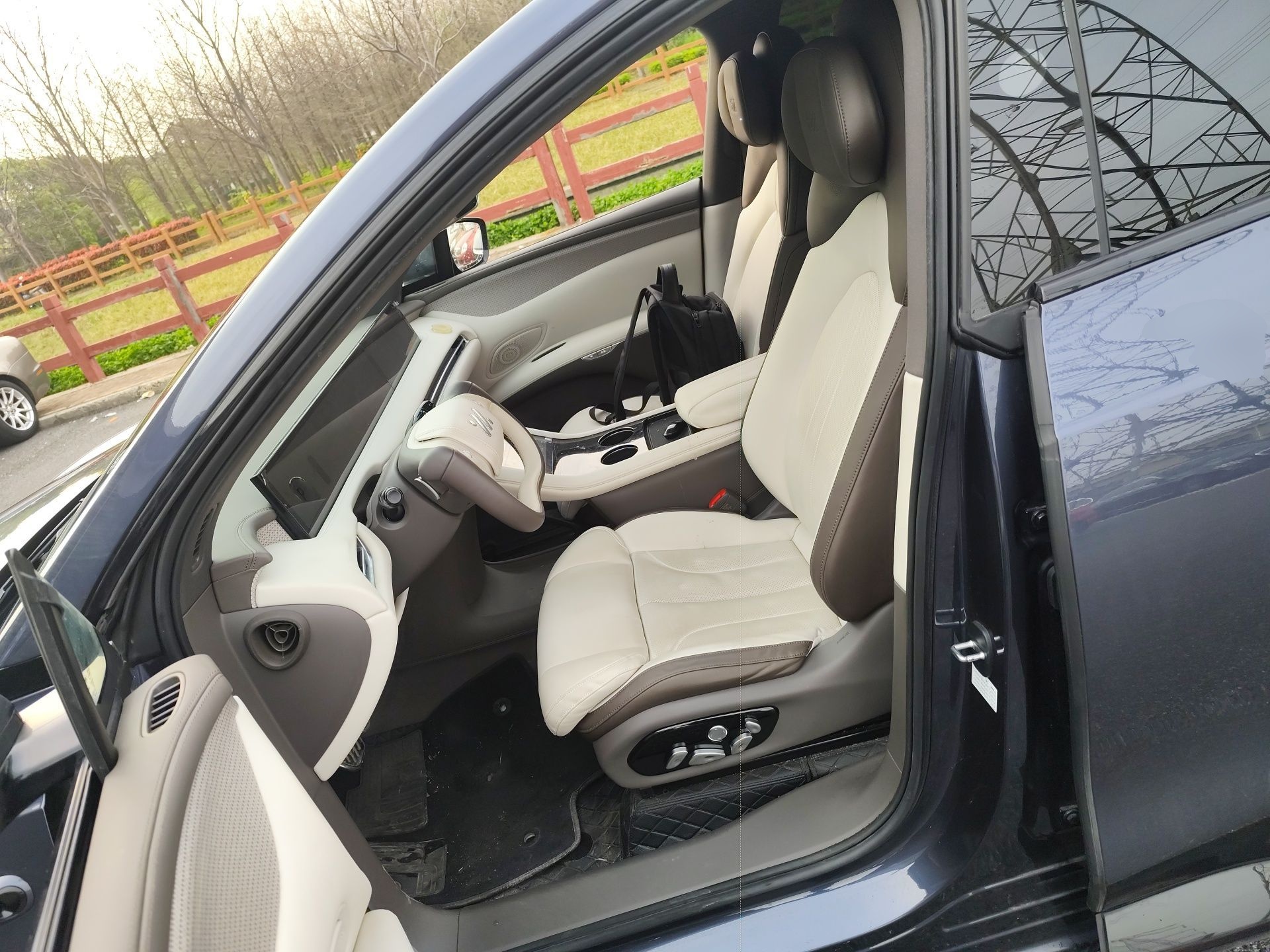 المقاعد الأمامية داخل السيارة