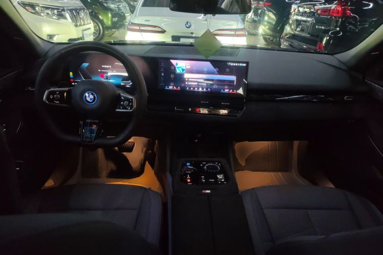 Used BMW i5 2024 eDrive 35L M Sport Package Center Console