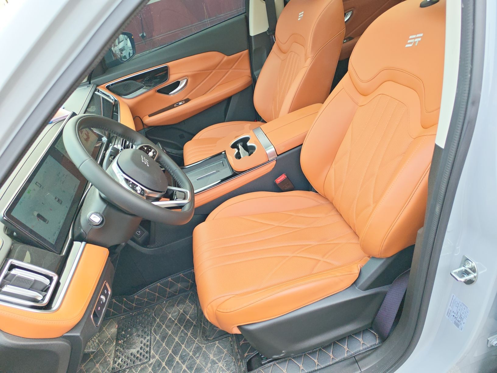 المقاعد الأمامية داخل السيارة