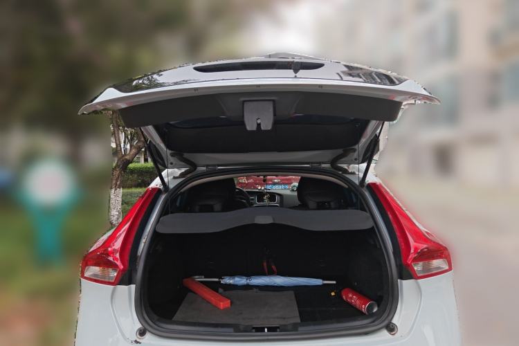 Used Volvo V40 2014 2.0T Zhiya Edition Trunk