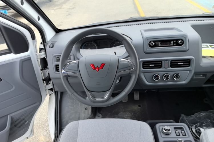 Used Wuling Yangguang 2024 300KM Comfort Version Passenger Van 75kW