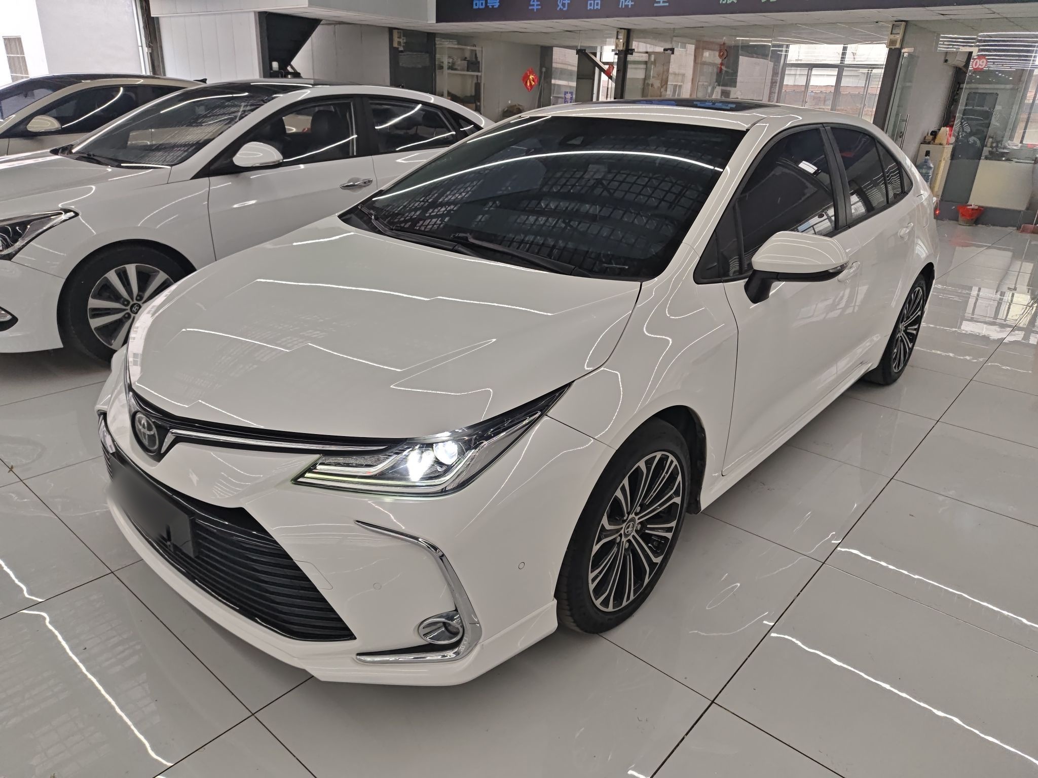 تحت مقدمة السيارة