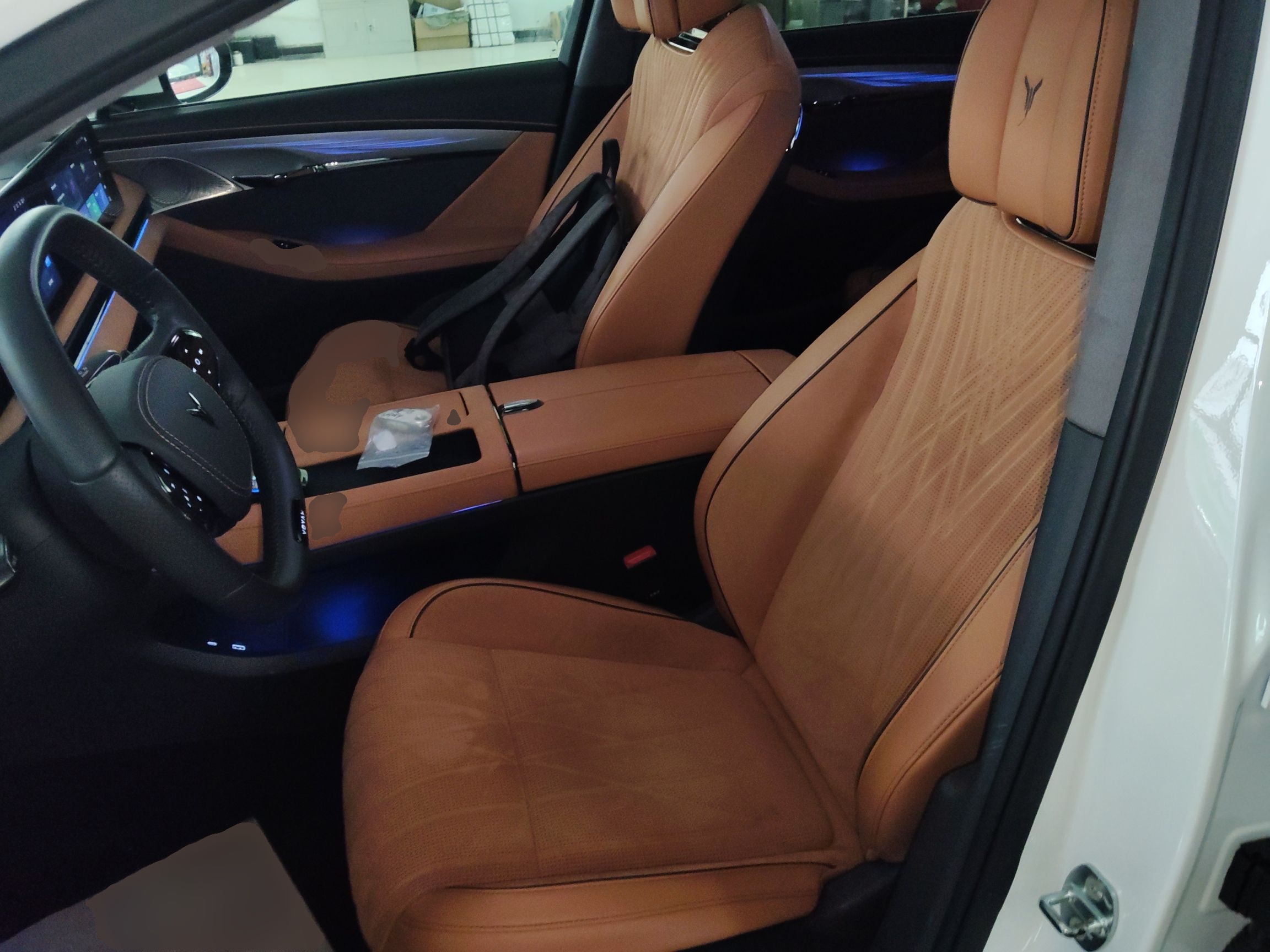 المقاعد الأمامية داخل السيارة