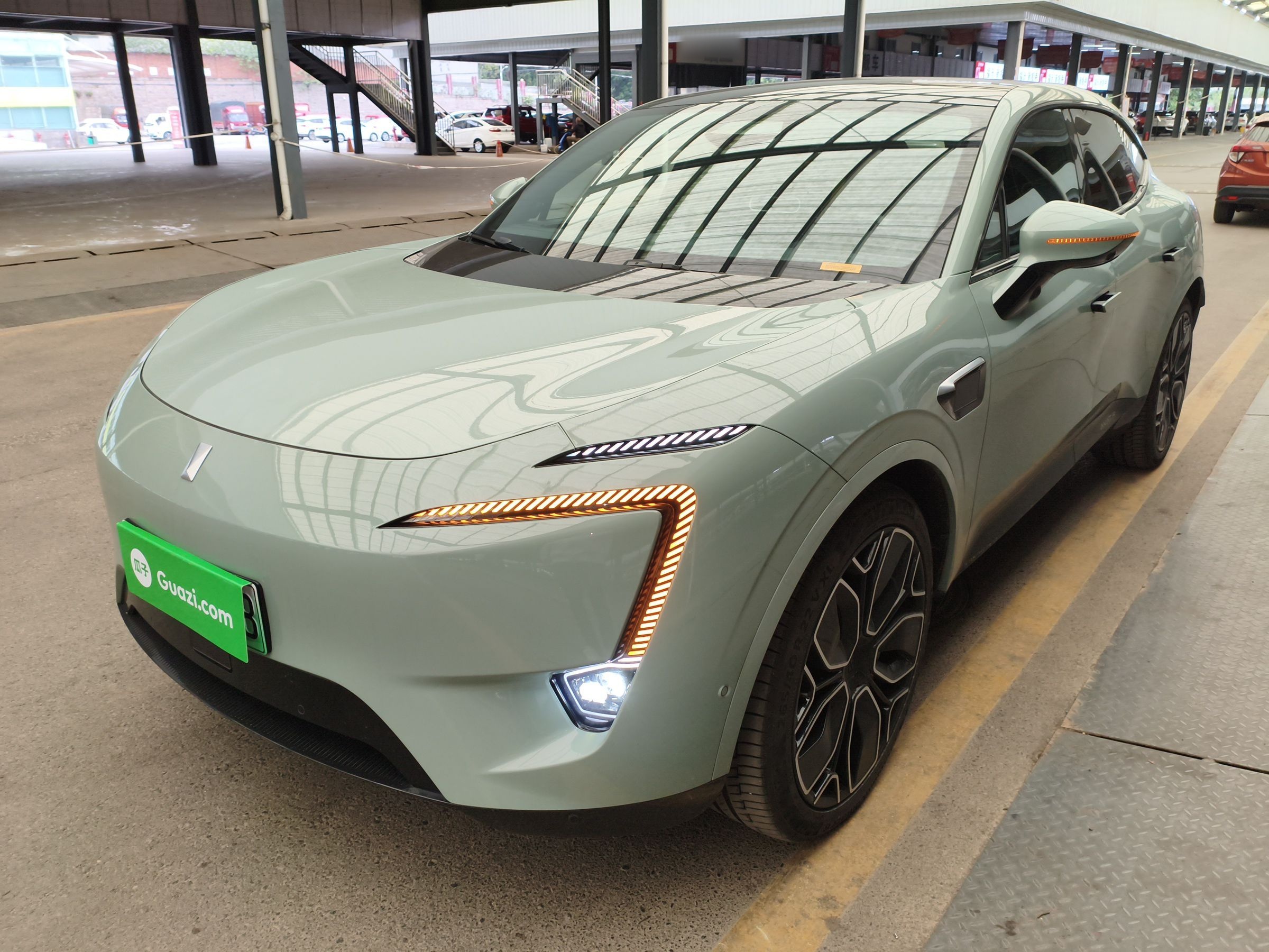 Под передней частью автомобиля