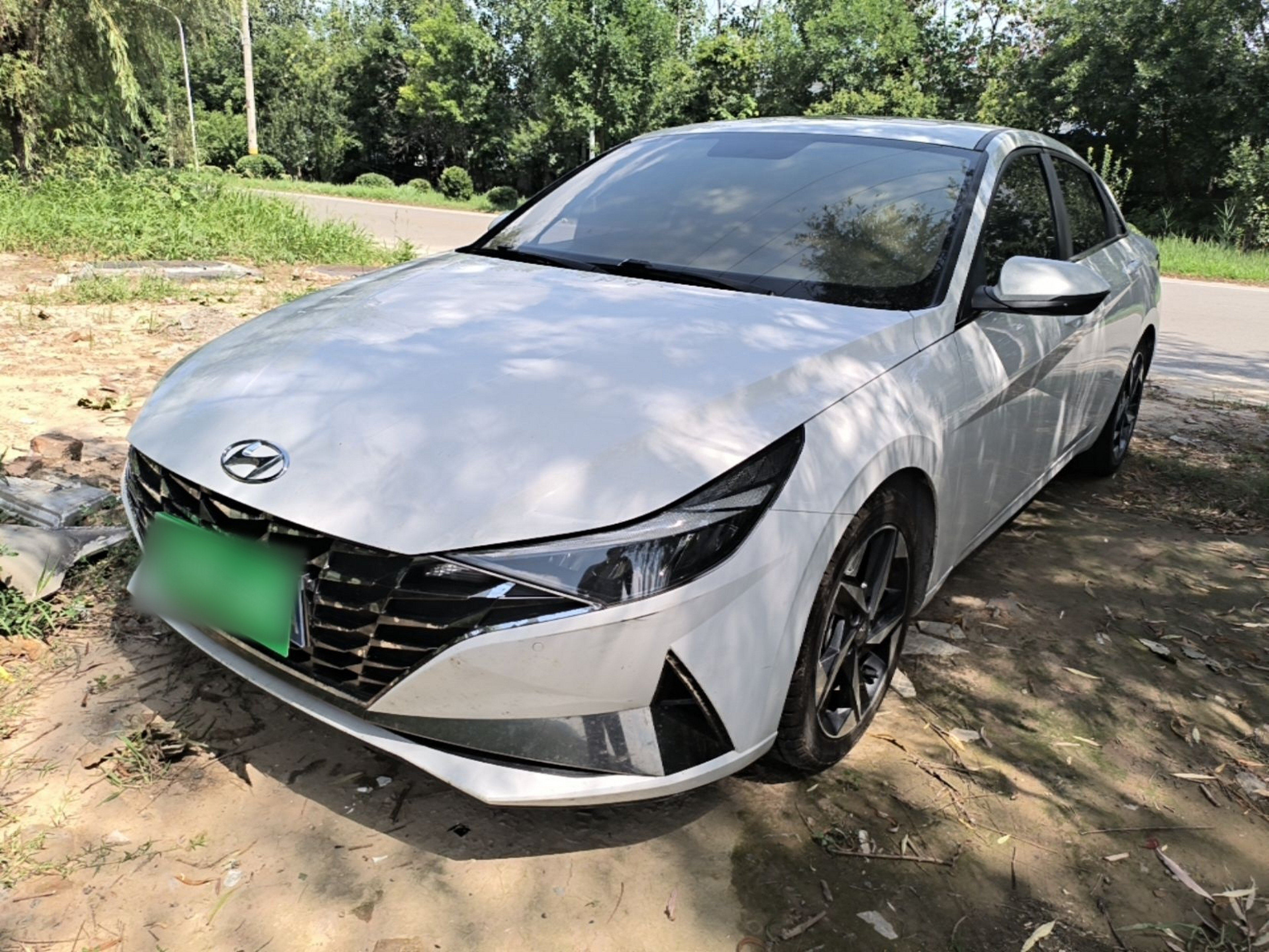 Под передней частью автомобиля