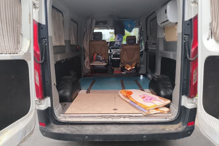 Used SAIC MAXUS Xintu V90 2022 2.0T AMT Yunjie Front-Wheel-Drive Short Wheelbase Mid-Roof Design with Single Rear Tire and 6 Seats