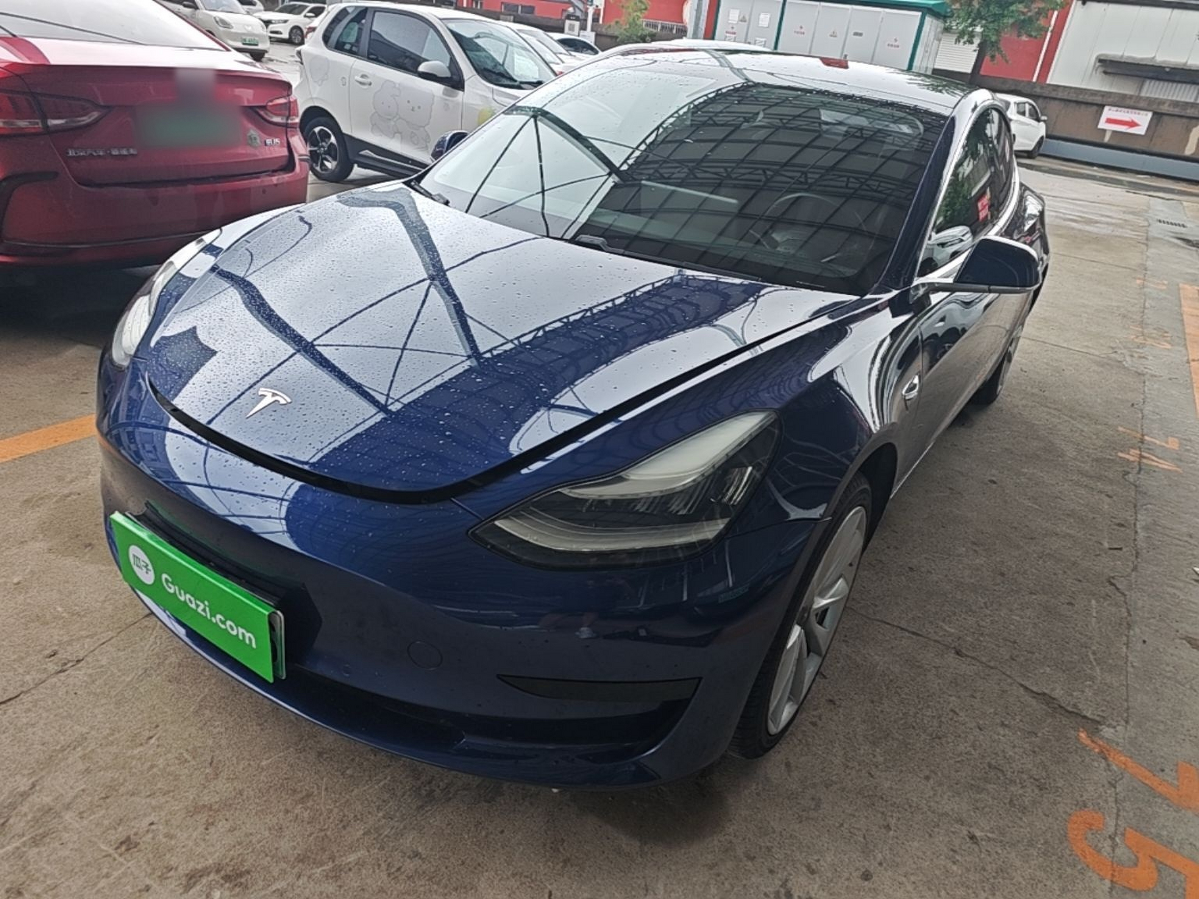 Под передней частью автомобиля