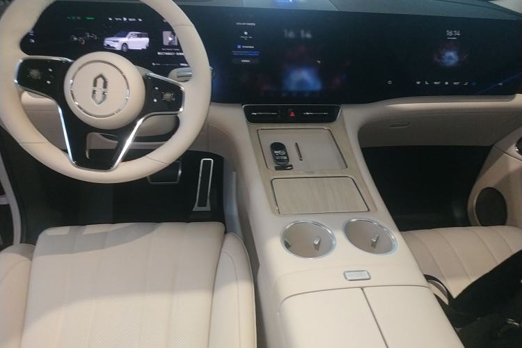 Used Hima AITO M8 2025 Extended-Range Ultra Version 53.4 kWh 6-Seater Edition Center Console