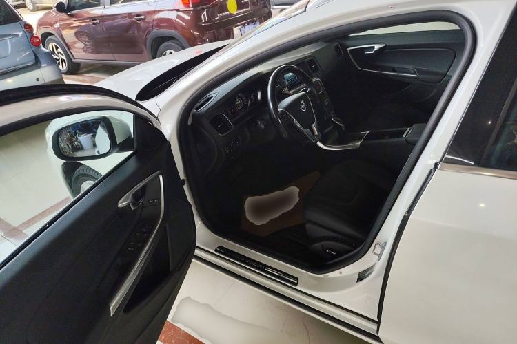 Used Volvo V60 2015 T5 Zhiyi Edition
