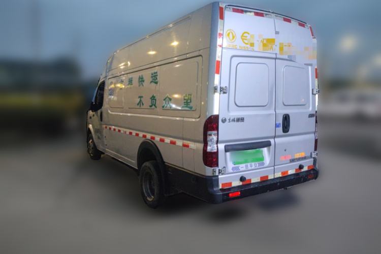 Used Dongfeng Yufeng 2023 V9+ 2.3T Manual Rear-Drive Cargo Van with Dual Rear Tires 3-Seater
