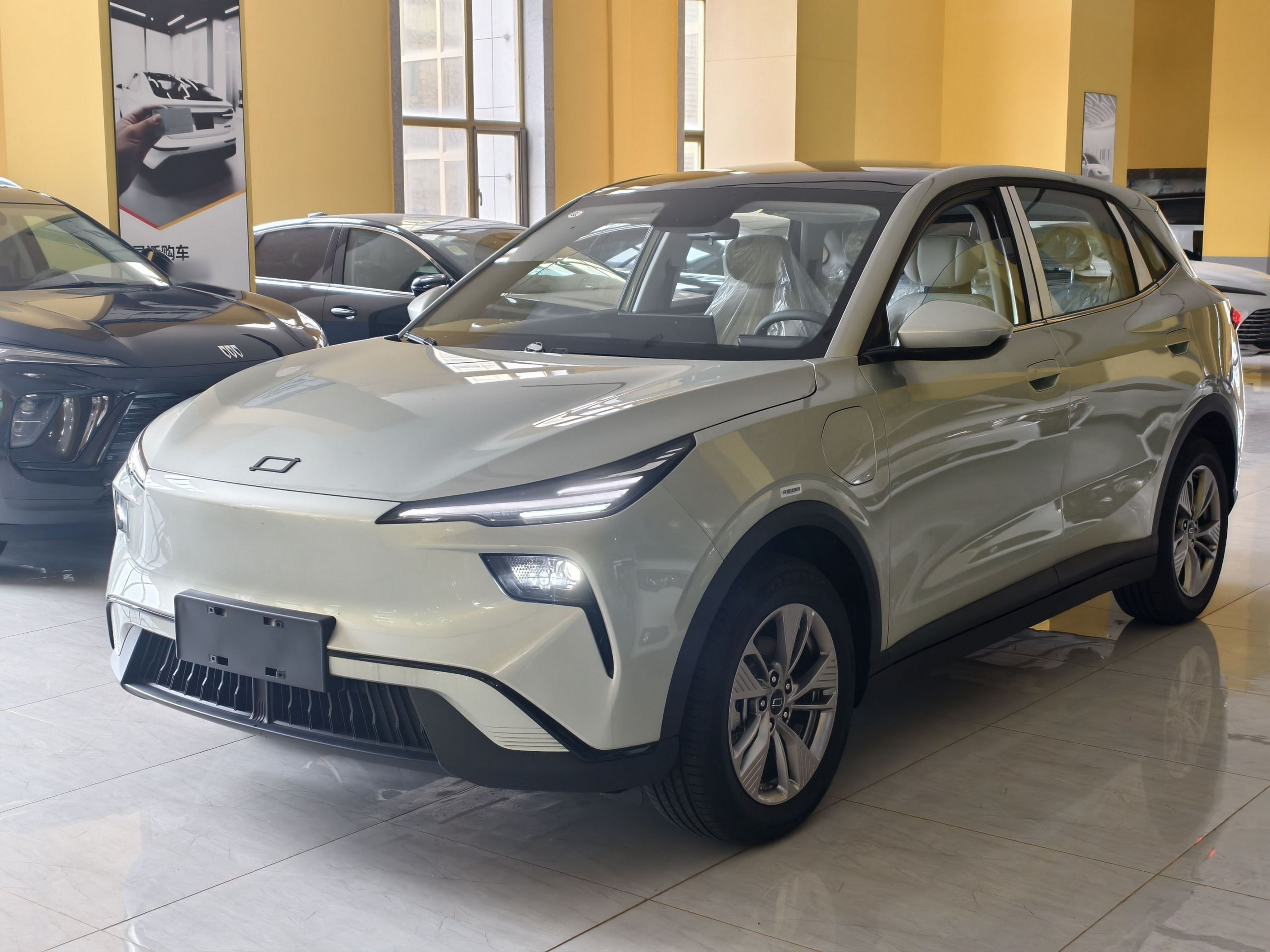 Под передней частью автомобиля