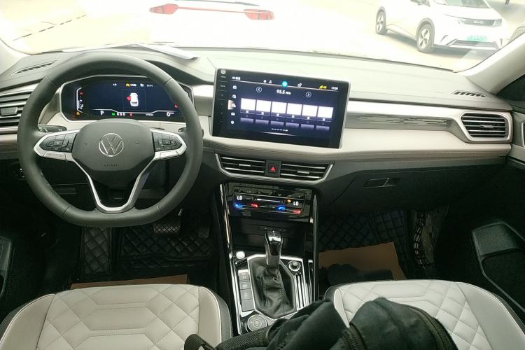 Used Volkswagen Tayron 2023 Revised Version 380TSI All-Wheel Drive R-Line High-Energy Edition Center Console