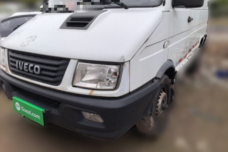 Used Iveco Daily 2017 2.8T V35 Cargo Van Mid-Roof 3/6 Seats 43S5