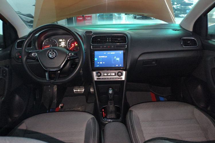 Used Volkswagen Polo 2014 1.6L Cross Polo Automatic Center Console