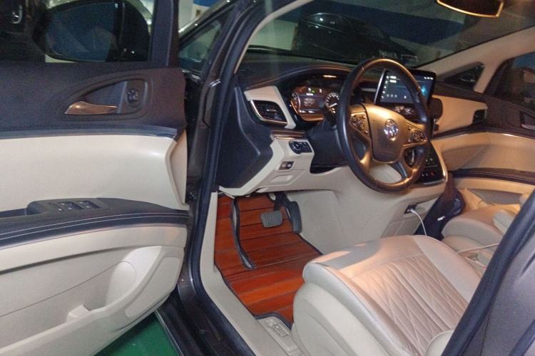 Used Buick GL8 2023 Facelifted Land Cruiser Executive Luxury Version