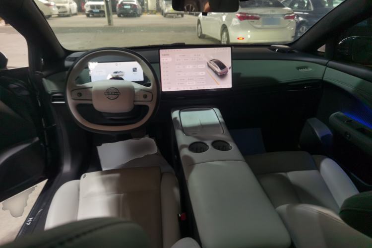 Used Nissan N7 2025 625 Max Center Console